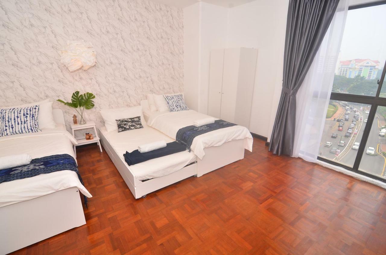 New Riverbank Suites - Waterfront Kuching City Экстерьер фото